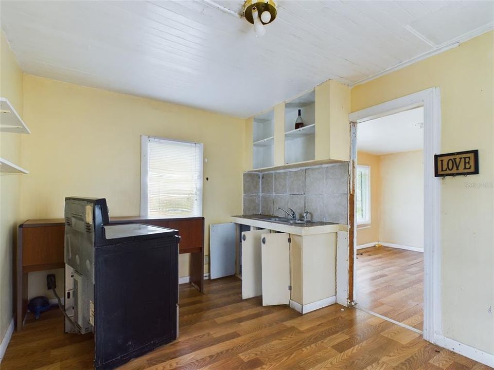 For Sale: $199,900 (3 beds, 1 baths, 417 Square Feet)