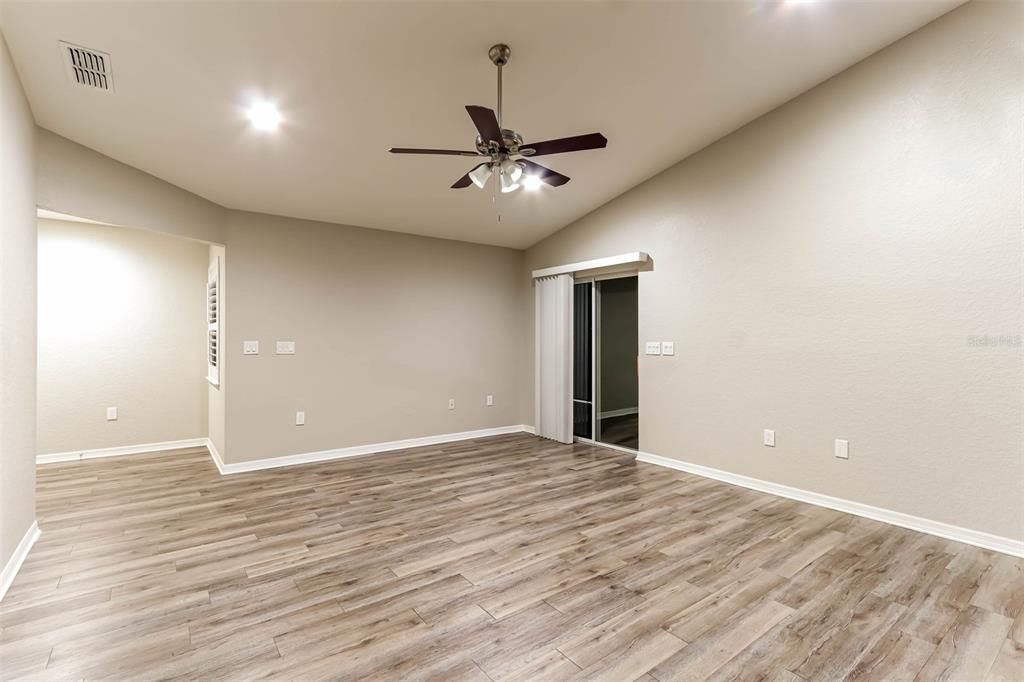 Active With Contract: $311,000 (3 beds, 2 baths, 1472 Square Feet)