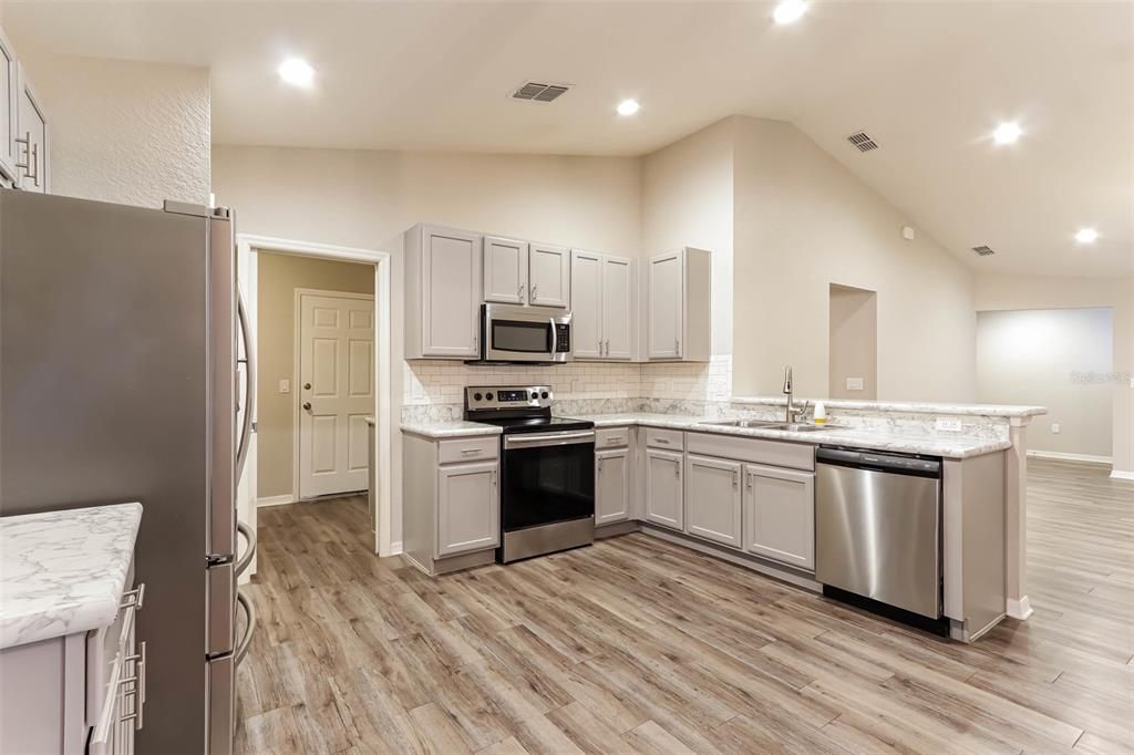 Active With Contract: $311,000 (3 beds, 2 baths, 1472 Square Feet)