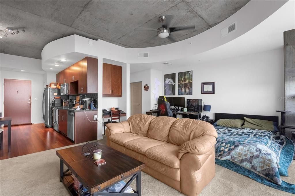 Active With Contract: $204,900 (1 beds, 1 baths, 615 Square Feet)