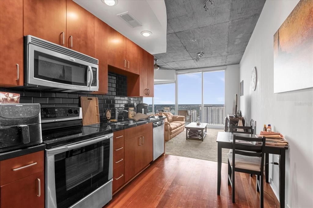 Active With Contract: $204,900 (1 beds, 1 baths, 615 Square Feet)