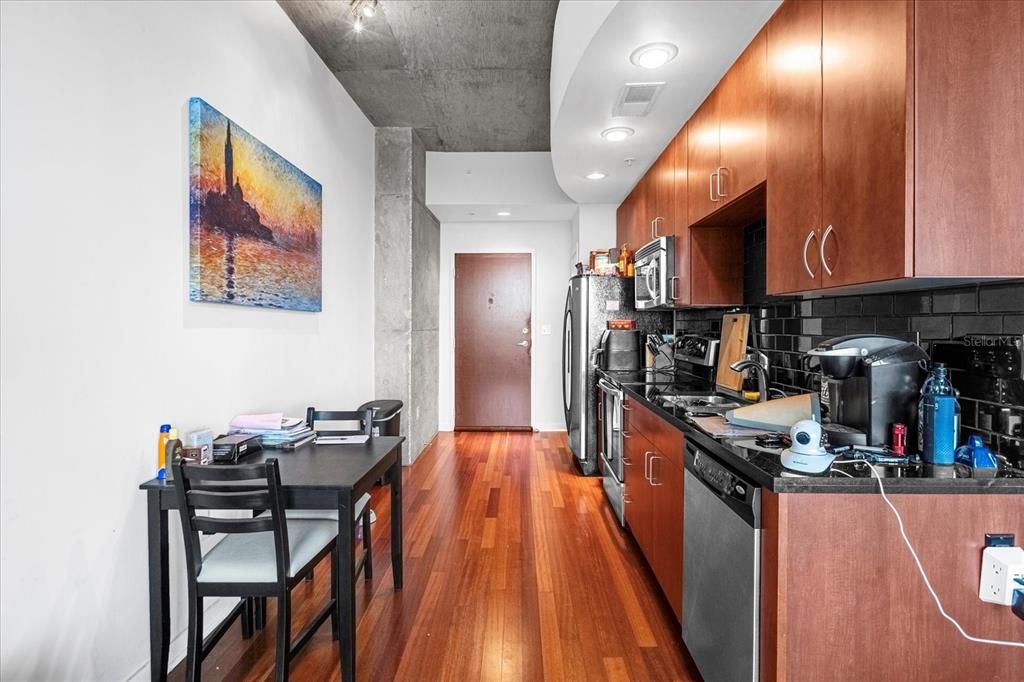 Active With Contract: $204,900 (1 beds, 1 baths, 615 Square Feet)