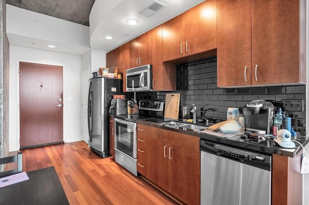 Active With Contract: $204,900 (1 beds, 1 baths, 615 Square Feet)