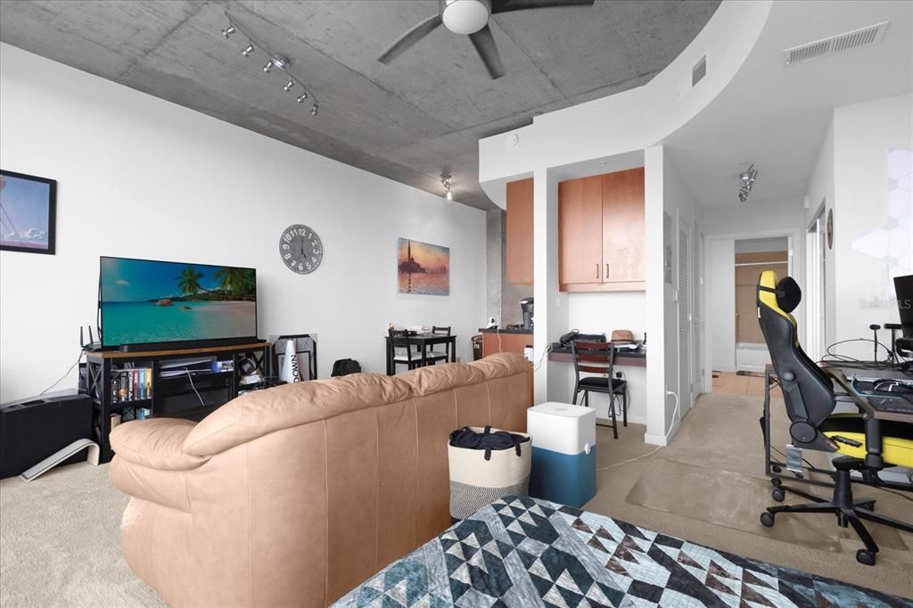 Active With Contract: $204,900 (1 beds, 1 baths, 615 Square Feet)