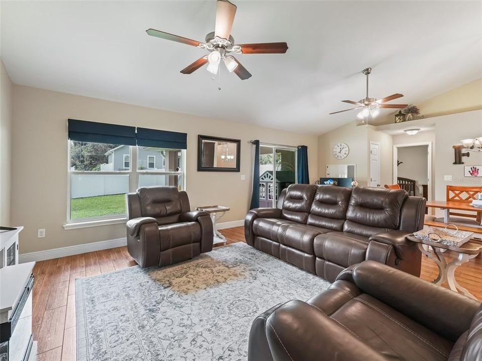 For Sale: $335,000 (3 beds, 2 baths, 1634 Square Feet)