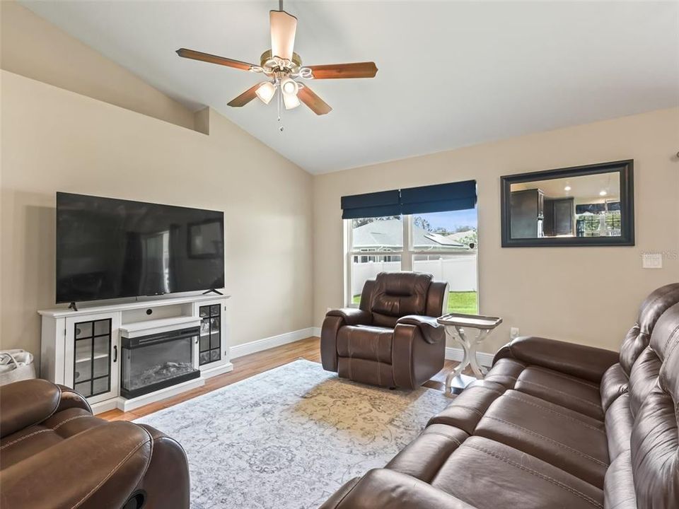 For Sale: $335,000 (3 beds, 2 baths, 1634 Square Feet)