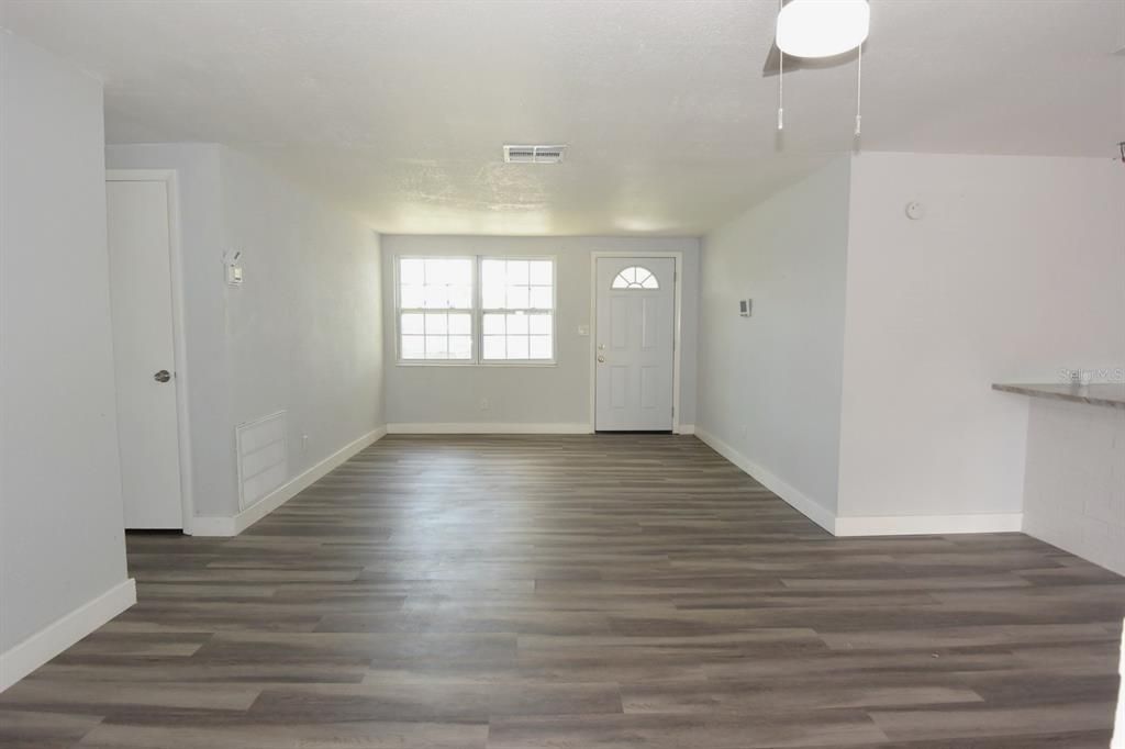 For Sale: $259,000 (2 beds, 1 baths, 936 Square Feet)