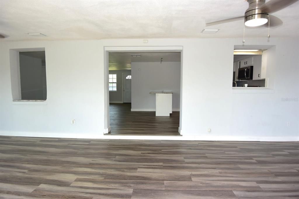 For Sale: $259,000 (2 beds, 1 baths, 936 Square Feet)