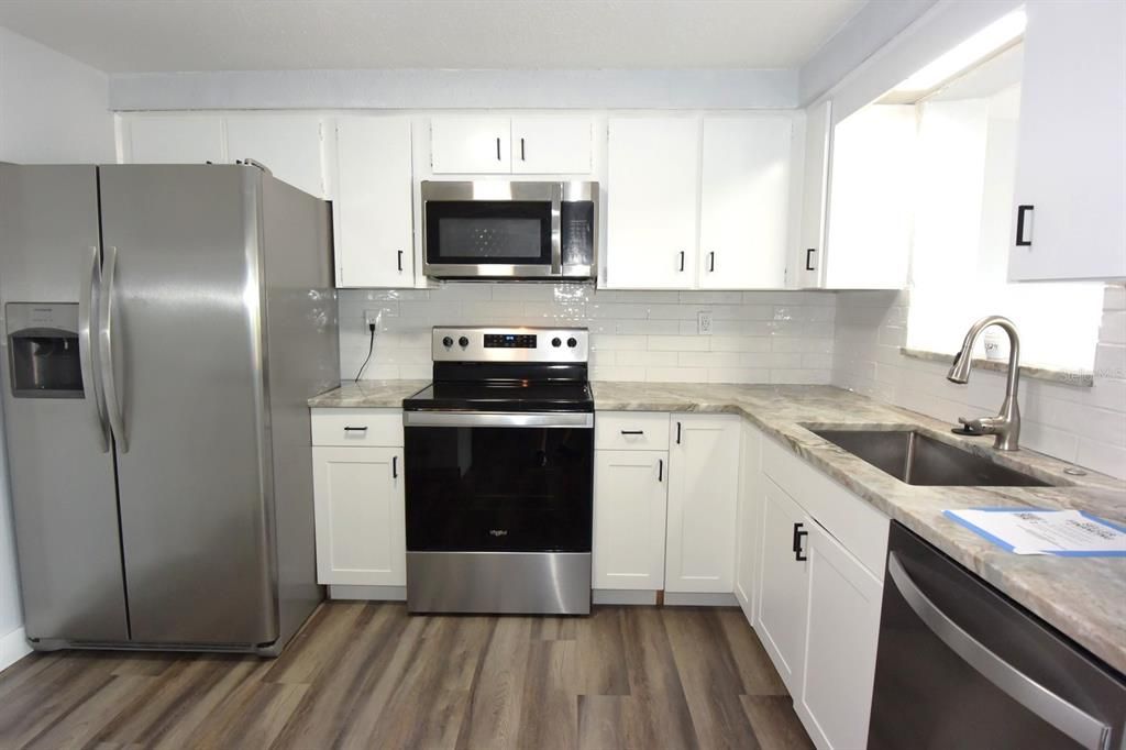 For Sale: $259,000 (2 beds, 1 baths, 936 Square Feet)