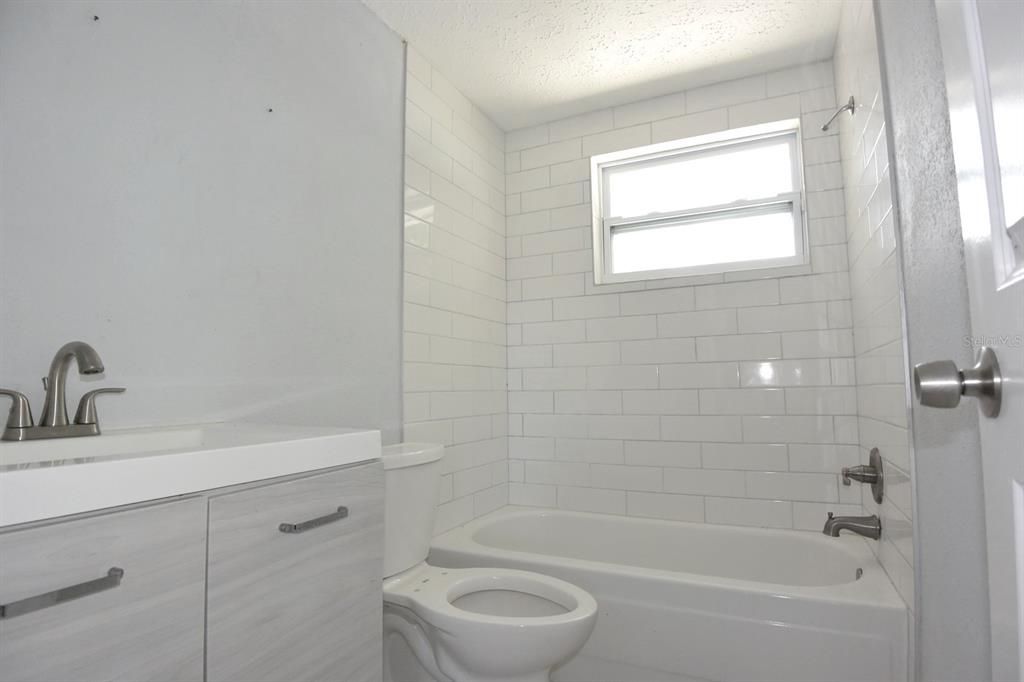 For Sale: $259,000 (2 beds, 1 baths, 936 Square Feet)