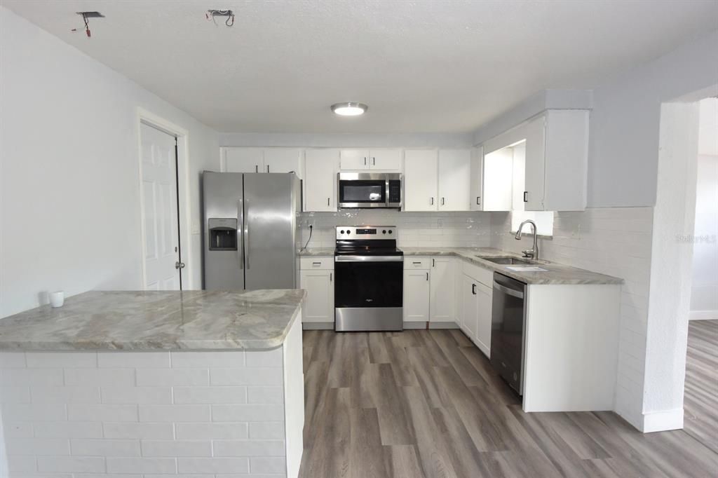 For Sale: $259,000 (2 beds, 1 baths, 936 Square Feet)