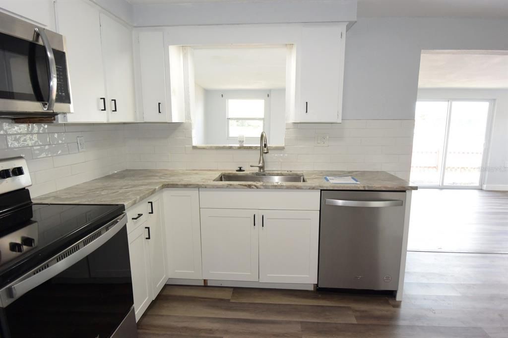 For Sale: $259,000 (2 beds, 1 baths, 936 Square Feet)