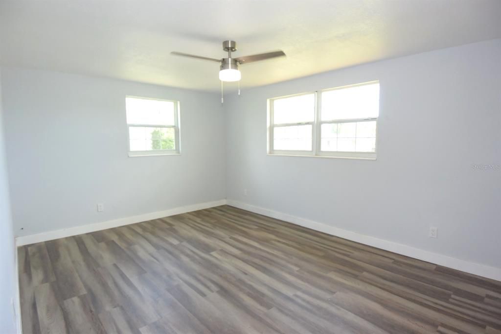 For Sale: $259,000 (2 beds, 1 baths, 936 Square Feet)