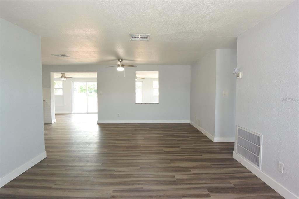 For Sale: $259,000 (2 beds, 1 baths, 936 Square Feet)