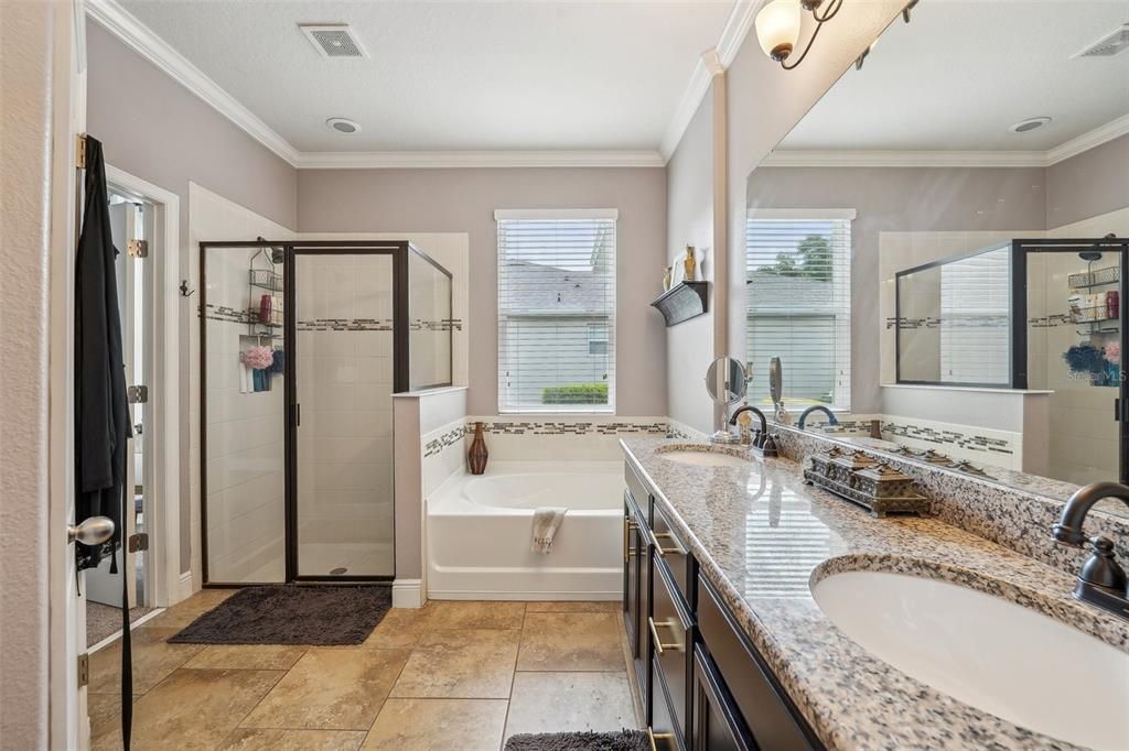 DOUBLE SINKS/GARDEN TUB