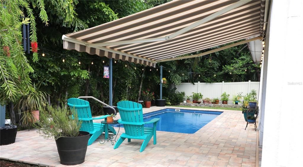 Retractable awning for extra shade