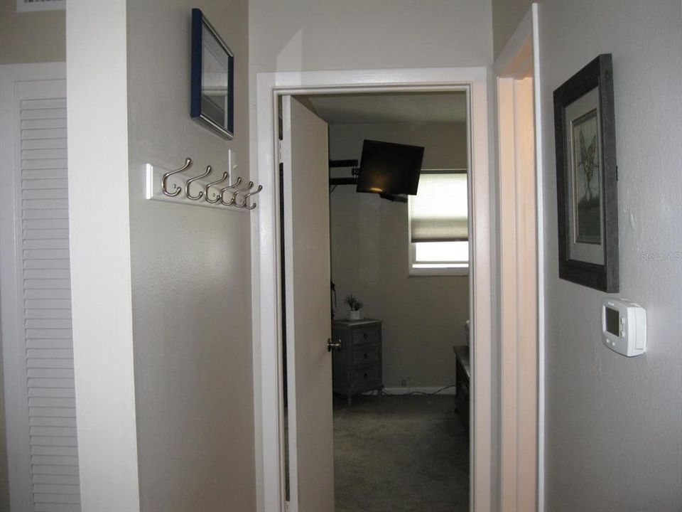 For Sale: $147,500 (2 beds, 1 baths, 710 Square Feet)