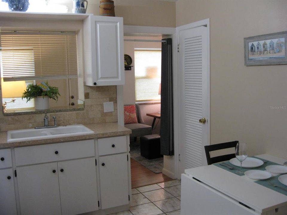 For Sale: $147,500 (2 beds, 1 baths, 710 Square Feet)