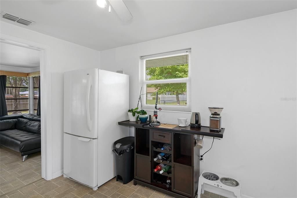 For Sale: $190,000 (2 beds, 1 baths, 1008 Square Feet)