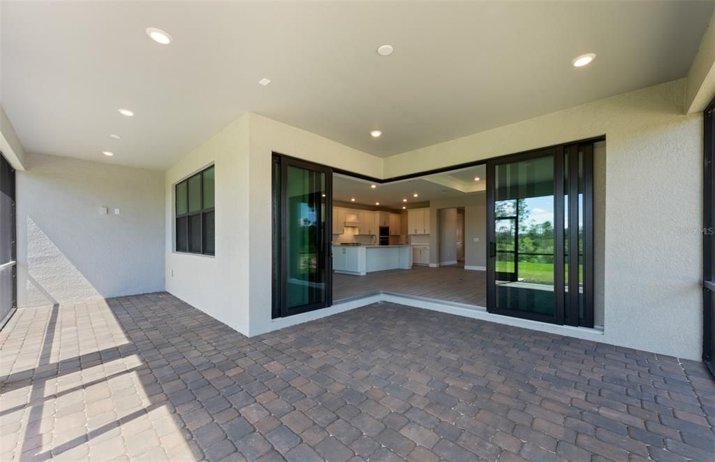 Extended covered lanai with zero-corner slider