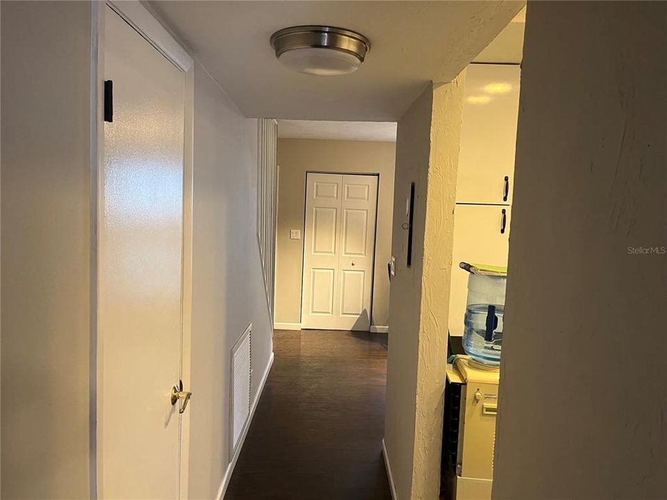 Active With Contract: $184,900 (2 beds, 1 baths, 1052 Square Feet)