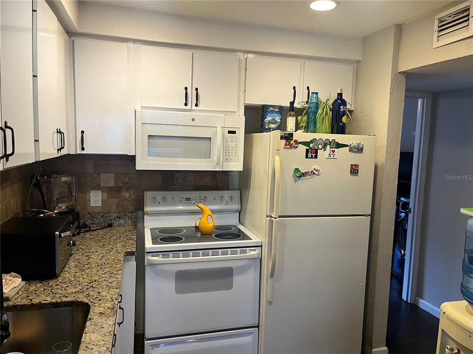 Active With Contract: $184,900 (2 beds, 1 baths, 1052 Square Feet)