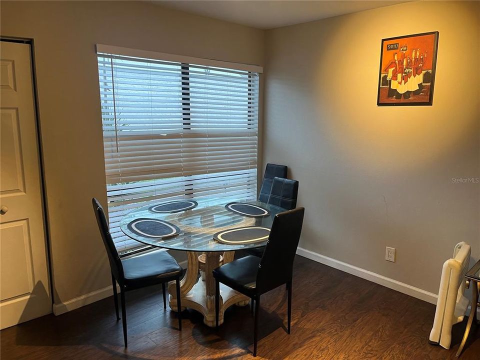 Active With Contract: $184,900 (2 beds, 1 baths, 1052 Square Feet)