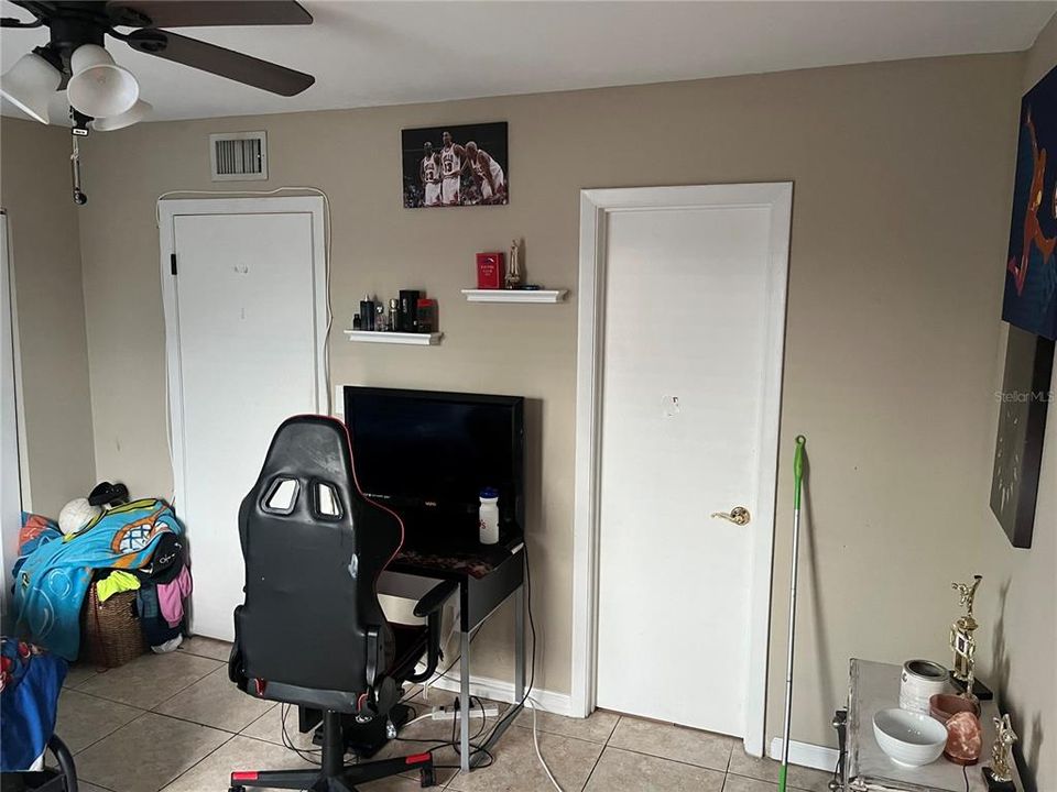 Active With Contract: $184,900 (2 beds, 1 baths, 1052 Square Feet)