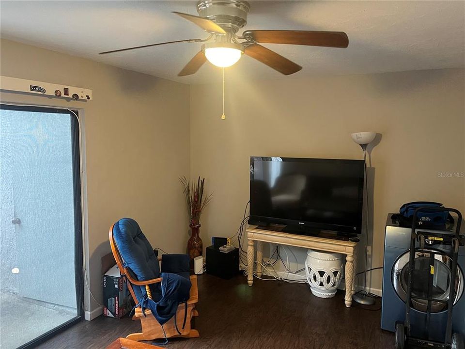 Active With Contract: $184,900 (2 beds, 1 baths, 1052 Square Feet)