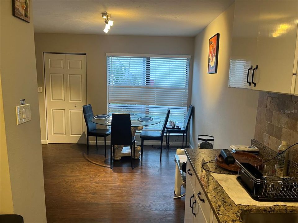 Active With Contract: $184,900 (2 beds, 1 baths, 1052 Square Feet)