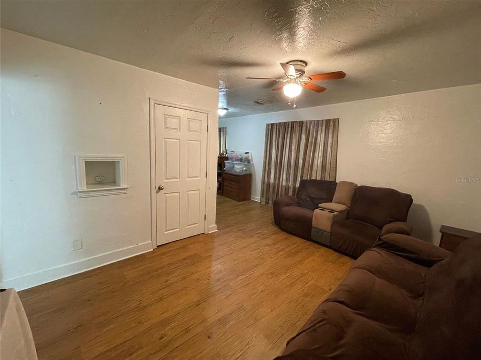 Active With Contract: $119,900 (2 beds, 1 baths, 792 Square Feet)