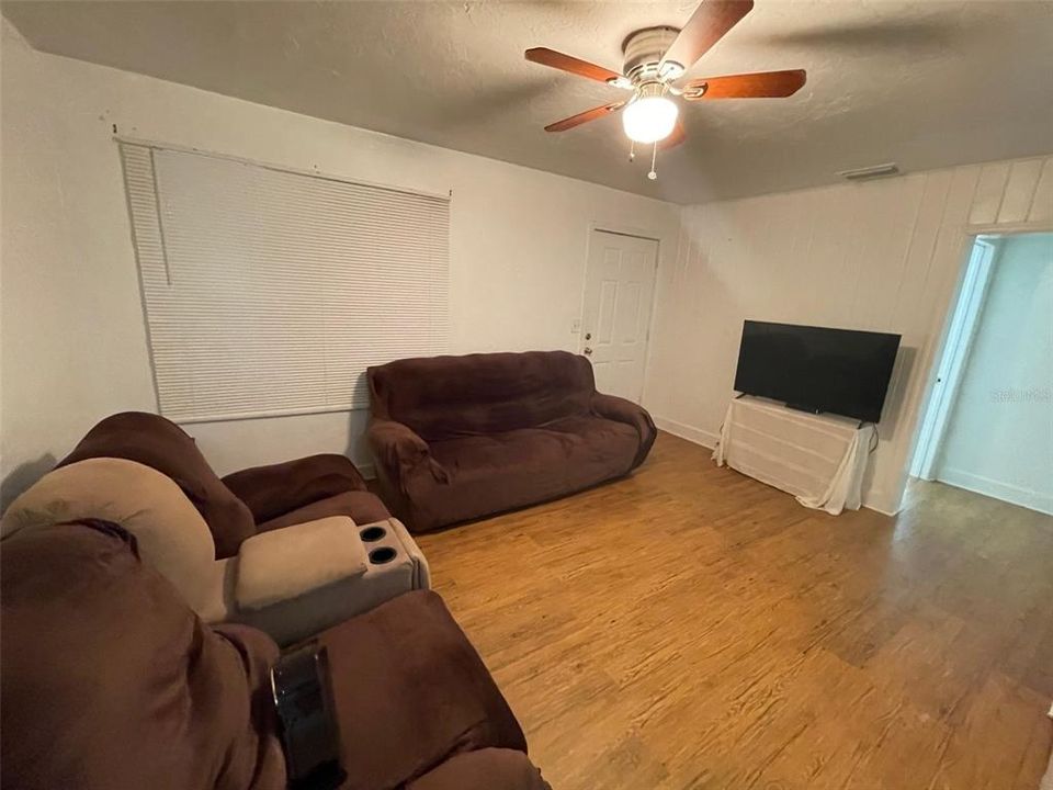 Active With Contract: $119,900 (2 beds, 1 baths, 792 Square Feet)