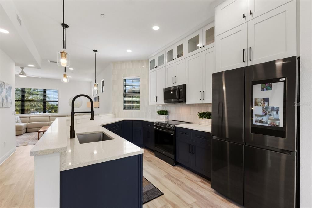 Beautiful kitchen with upgraded applinces