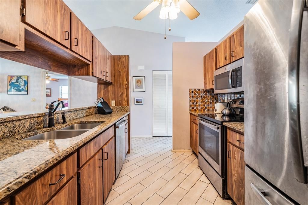 For Sale: $329,000 (2 beds, 2 baths, 1370 Square Feet)