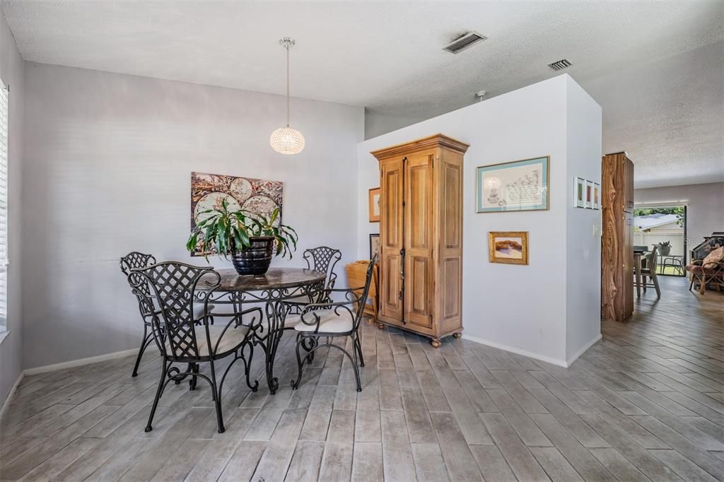 For Sale: $329,000 (2 beds, 2 baths, 1370 Square Feet)