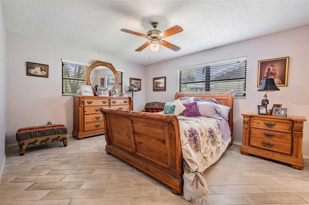 For Sale: $329,000 (2 beds, 2 baths, 1370 Square Feet)