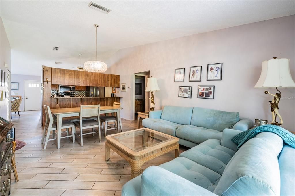 For Sale: $295,000 (2 beds, 2 baths, 1370 Square Feet)