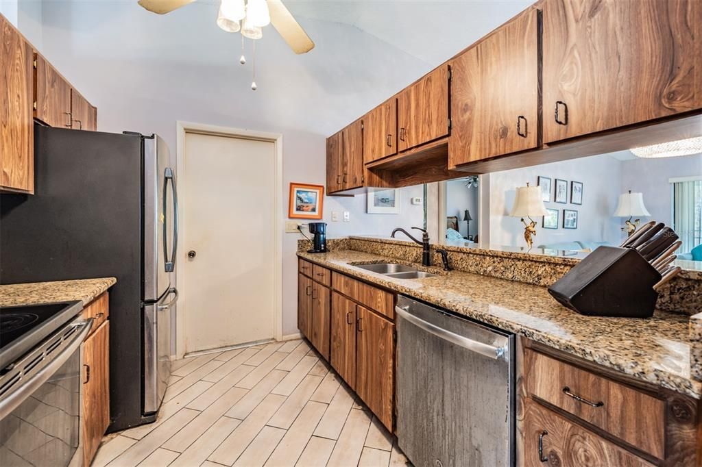 For Sale: $295,000 (2 beds, 2 baths, 1370 Square Feet)