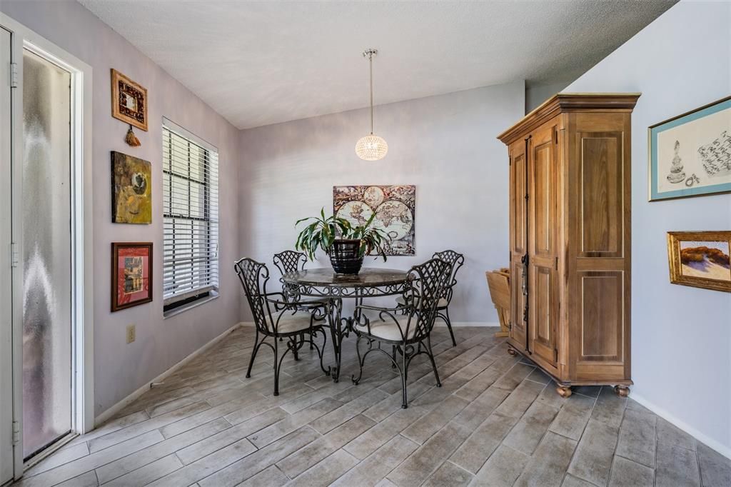 For Sale: $329,000 (2 beds, 2 baths, 1370 Square Feet)