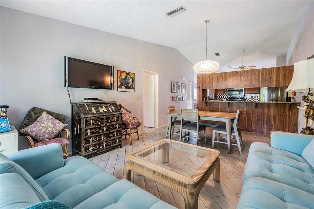 For Sale: $329,000 (2 beds, 2 baths, 1370 Square Feet)