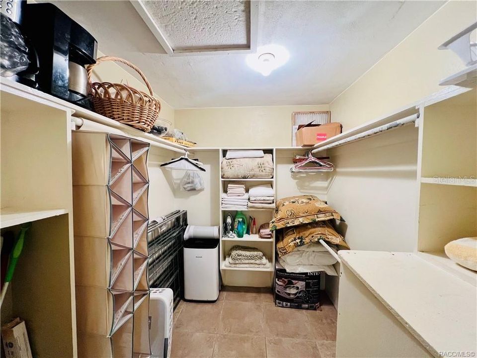 For Sale: $299,000 (1 beds, 1 baths, 600 Square Feet)