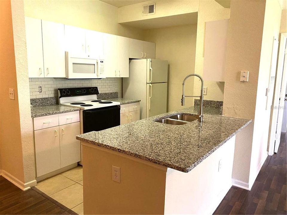 Active With Contract: $1,600 (2 beds, 2 baths, 1032 Square Feet)