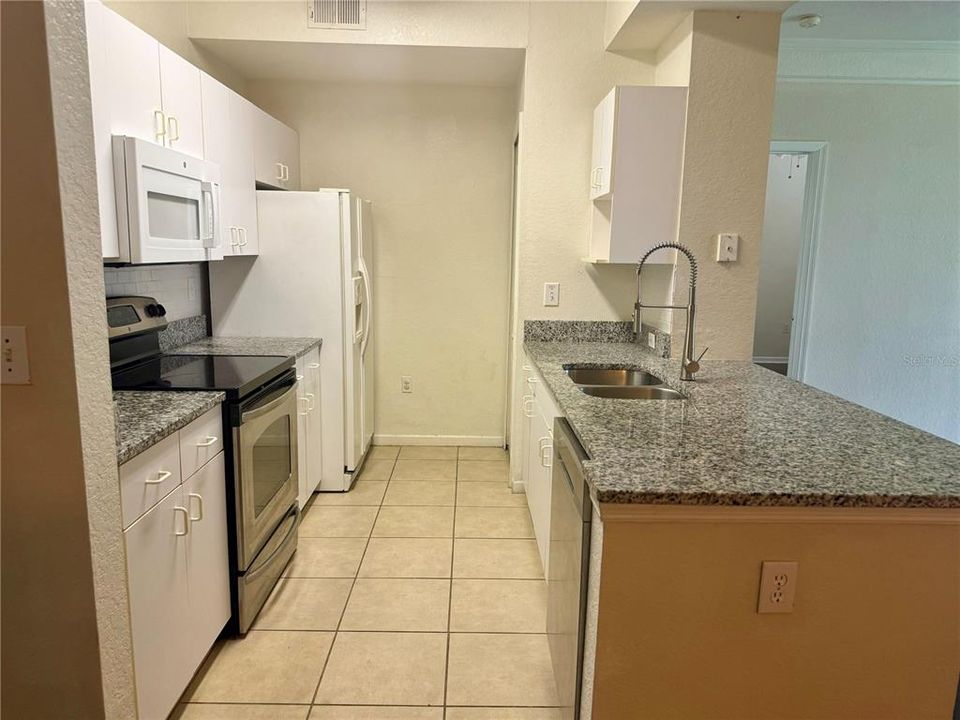 Active With Contract: $1,600 (2 beds, 2 baths, 1032 Square Feet)