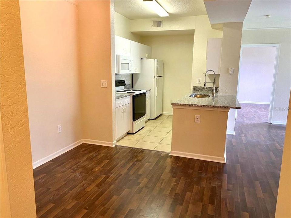 Active With Contract: $1,600 (2 beds, 2 baths, 1032 Square Feet)