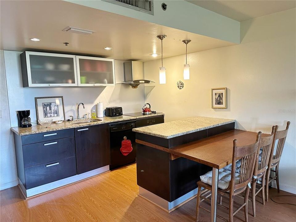 For Sale: $129,999 (1 beds, 1 baths, 701 Square Feet)