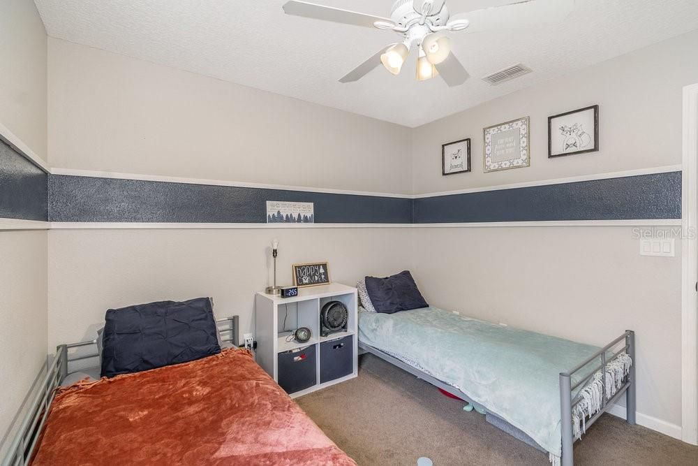 Secondary bedroom with ceiling fan.