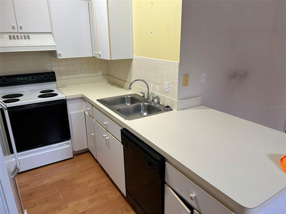 For Sale: $180,000 (2 beds, 2 baths, 984 Square Feet)