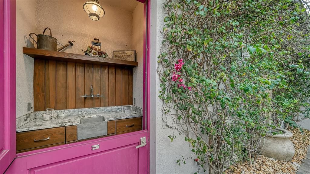 Potting shed in the courtyard for the gardening enthusiast