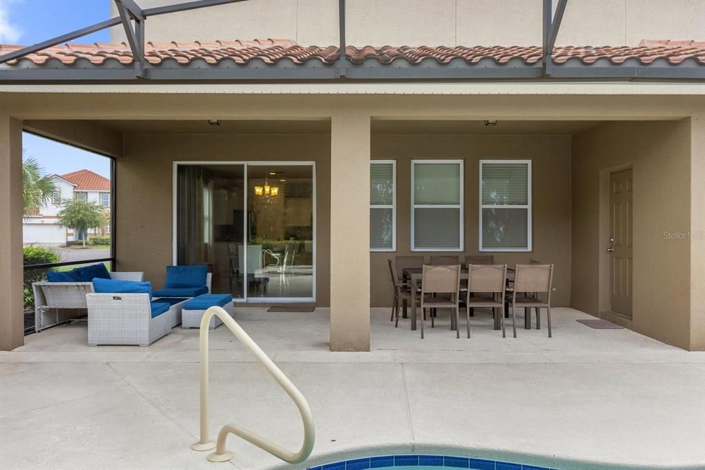 Outdoor Lanai beside Private Pool