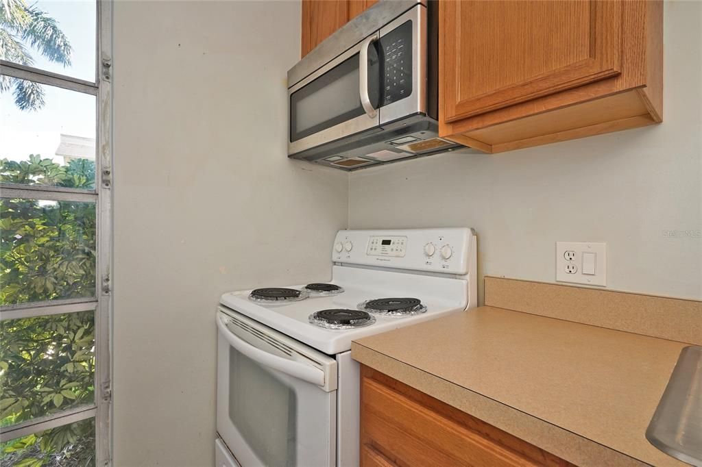 For Sale: $195,000 (2 beds, 1 baths, 912 Square Feet)